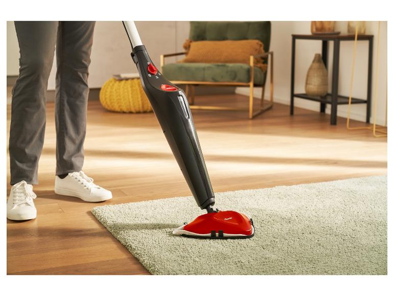 Iemand maakt een tapijt schoon met een Polti stoomreiniger.