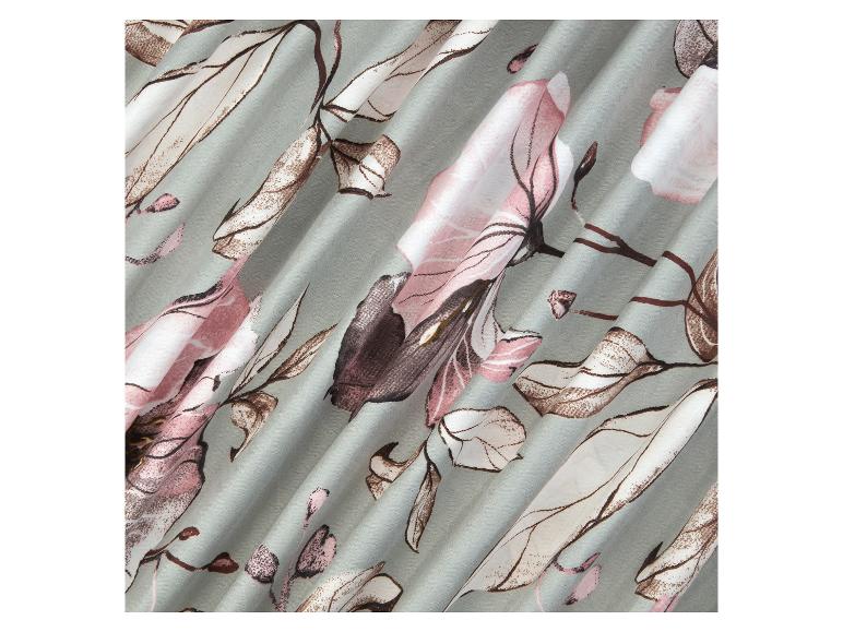 Lichtgroene stof met roze en bruine bloemenprint.