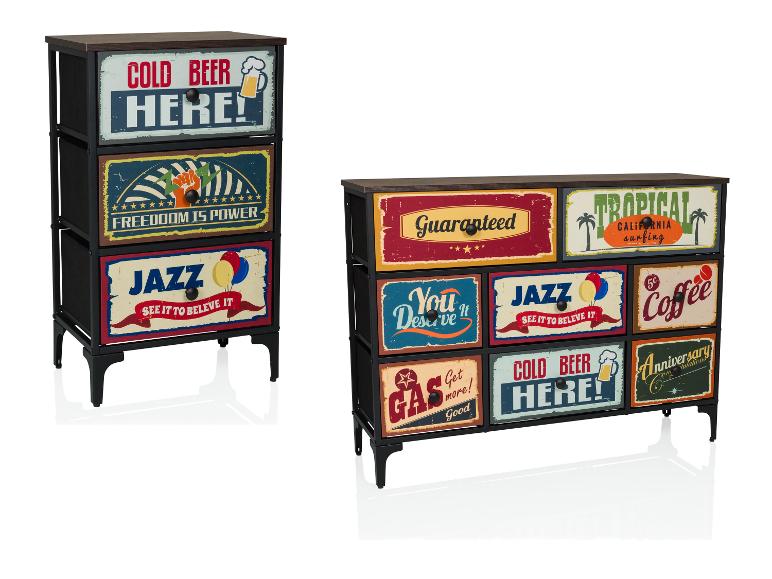 Ladekasten in retrostijl met borden zoals 'Cold Beer Here' en 'Jazz'.