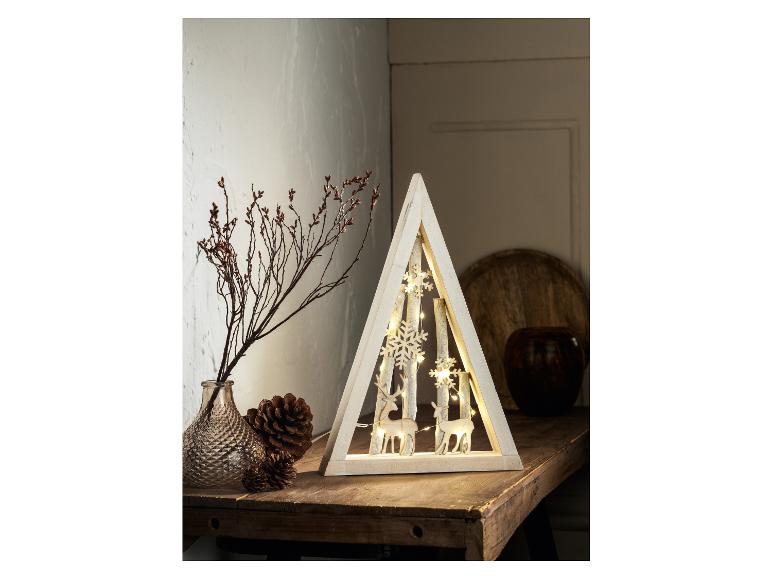 Een houten kerstboomvorm met rendieren en sneeuwvlokken