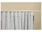 Wit gordijn met haken, hangend aan een beige gordijnroede.