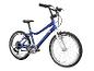Blauwe en witte kinderfiets met 20-inch wielen.