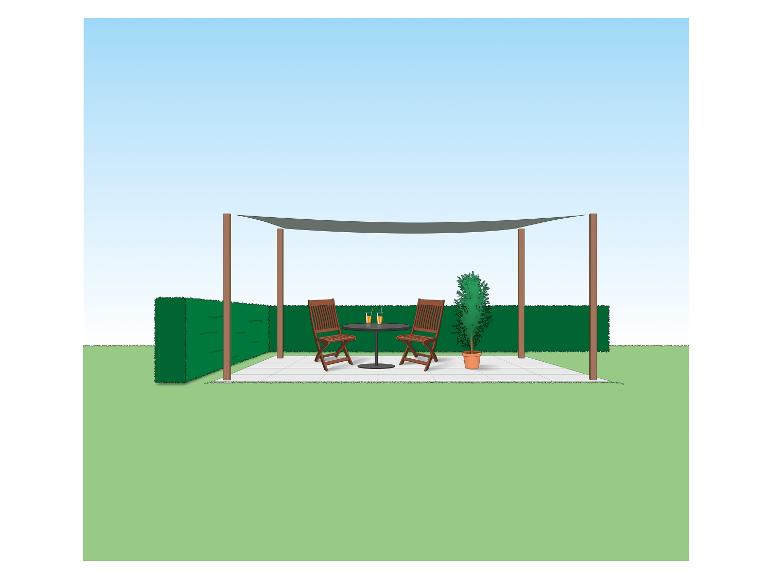 Terras met tafel, stoelen, schaduwdoek en heg in een groene tuin.