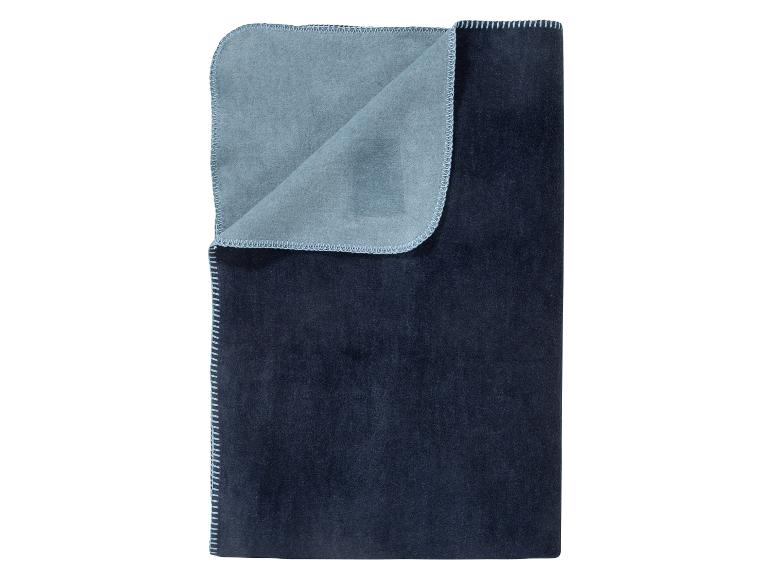 Een donkerblauwe deken met een lichtblauwe binnenkant.