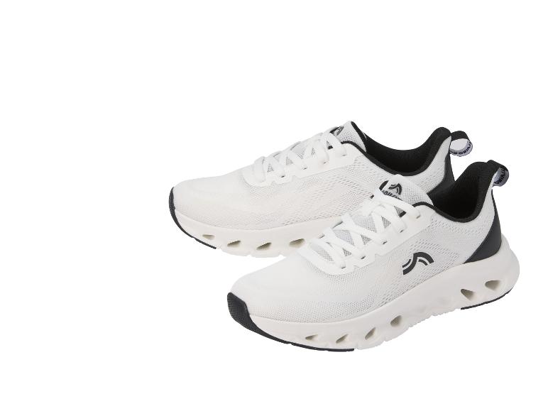 Een paar witte sportschoenen met zwarte details.