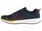 Blauwe sneakers met oranje en blauwe details.