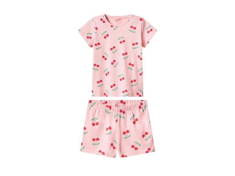 Roze pyjama met kersenprint, bestaande uit een T-shirt en een korte broek.