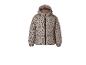 Beige kinder pufferjack met zwarte stippen en capuchon.