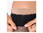Vrouwenhand past zwarte panty met beige tailleband aan.