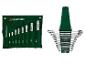 Set dopsleutels in een groene oprolbare stoffen etui en een set combinatiesleutels op een groene houder.