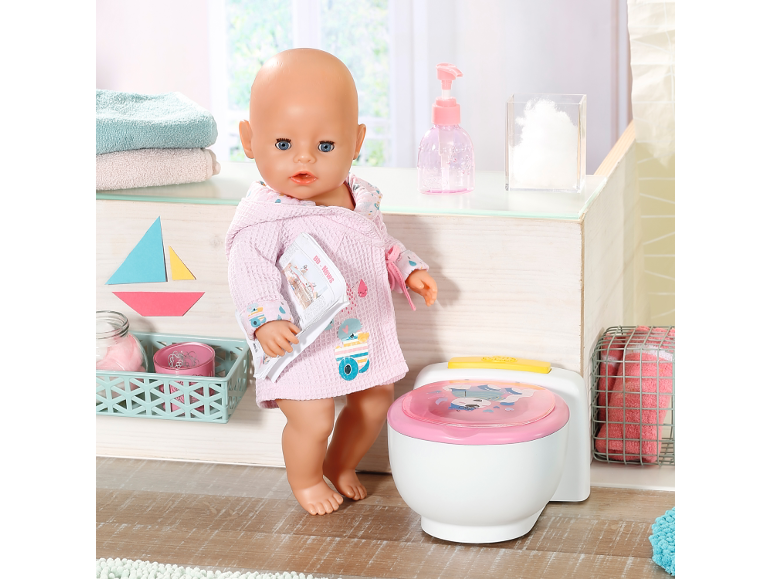 Pop in badjas met potje, handdoeken en badkameraccessoires.