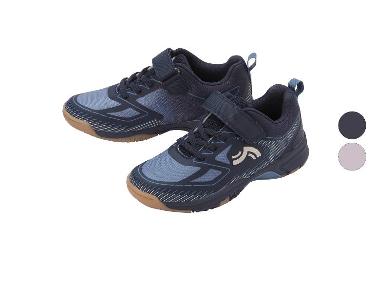 Een paar blauwe sportschoenen met klittenband en veters, met witte en bruine details.