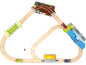 Houten treinbaan met bruggen, tunnel en drie kleurrijke wagons.