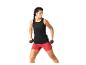 Vrouw in zwart hemdje en rode korte broek, oefenend met dumbbells.