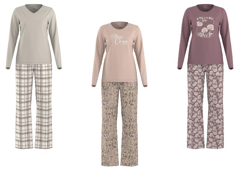 Drie pyjamasets: beige met ruitbroek, roze met bloemenbroek en paars met bloemenbroek.