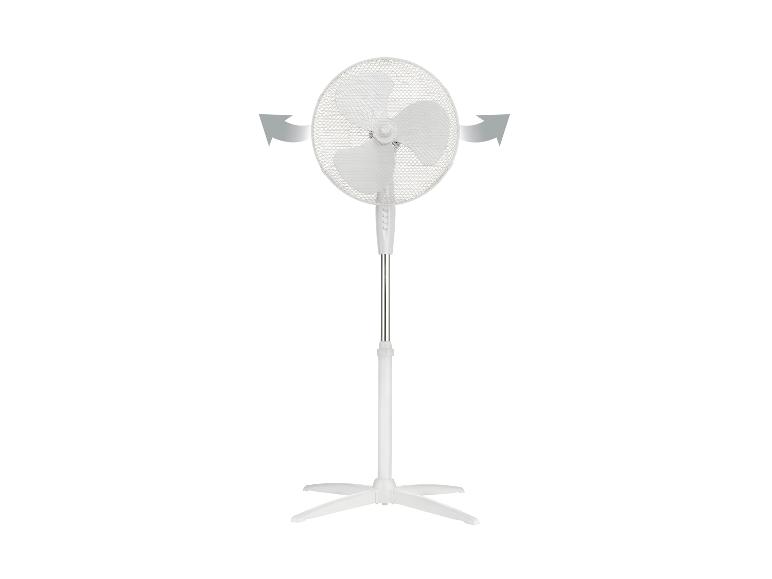 Witte staande ventilator met zwenkfunctie aangegeven met pijlen.