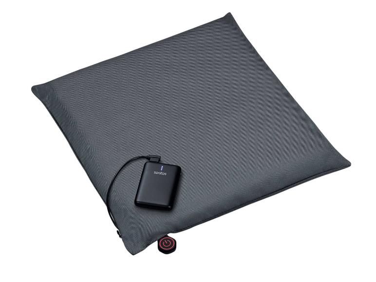Grijs verwarmd zitkussen met een zwarte powerbank en een rode aan/uit-knop