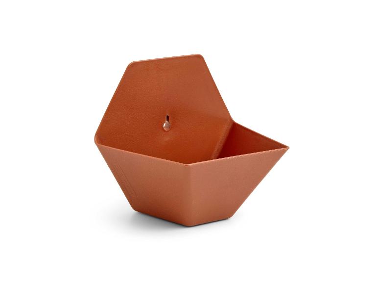 Bruine wandbloempot met ophanggat en reliëflogo.