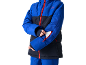 Blauwe en zwarte kinder ski-jas met rode rits, een hand haalt een pasje uit de mouwzak.