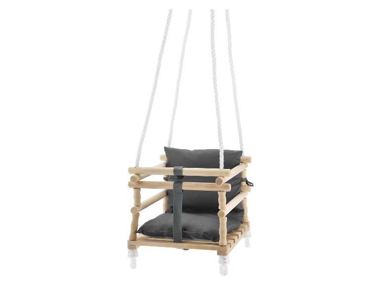 Houten babyschommel met grijze kussens en witte touwen