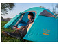 Een persoon die in een blauwe Grand Canyon Apex 1 tent zit.