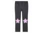 Grijze broek met roze sterren op de knieën