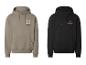 Twee hoodies, één beige met nummer 23 en één zwart met een basketbalmotief.