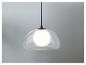 Moderne hanglamp met transparante glazen kap en opaal diffuser.