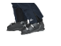 Benen in marineblauwe skibroek en zwarte skischoenen