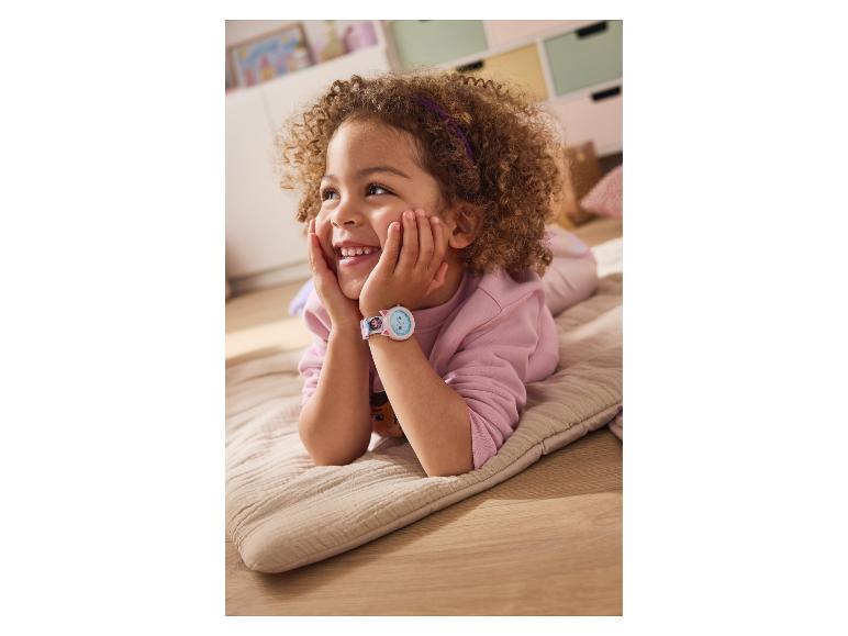 Lachend meisje met krullend haar, draagt een roze kattenhorloge.