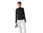 Vrouw in zwarte ski-baselayer, witte skibroek en skibril, handschoenen vasthoudend.