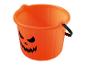 Oranje Halloween-emmer met pompoengezicht en zwart handvat.