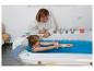 Vrouw en kind spelen met een pop in een bad met blauw water.