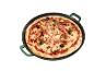 Pizza met ham, champignons, olijven en rozemarijn in een groene bakpan