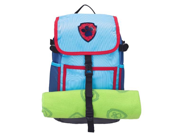 Blauwe rugzak met rode bies en een opgerolde groene deken eraan bevestigd