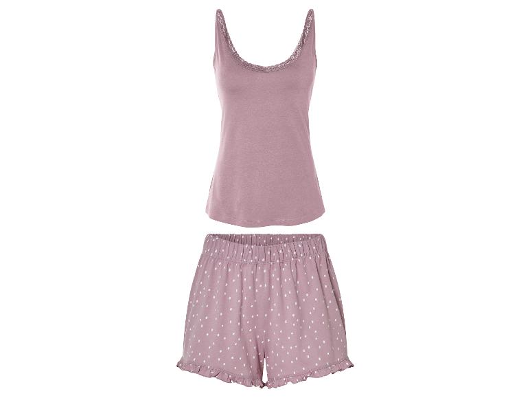 Poederroze pyjamaset: top en korte broek met stippen.