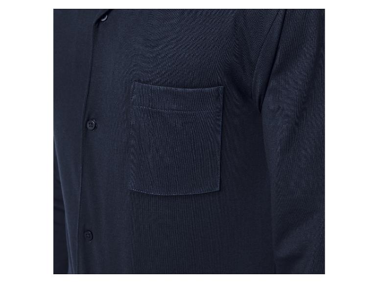 Een donkerblauw, langarm overhemd met knopen en een borstzak.