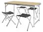 Opvouwbare campingtafel met vier krukjes, licht hout en aluminium.