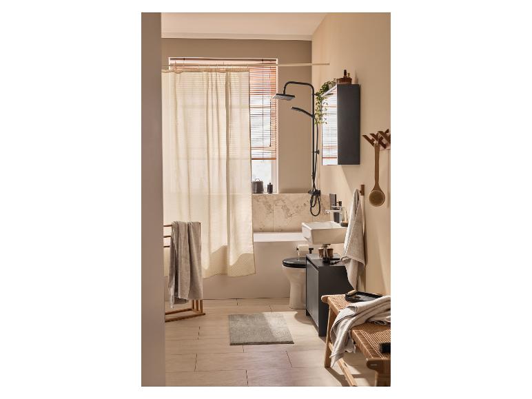 Elegante badkamer met IKEA meubels en een modern douchesysteem.