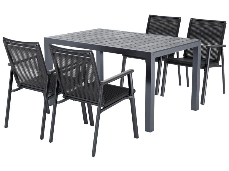 Donkergrijze tuineetset met een rechthoekige lamellen tafel en vier stoelen met gevlochten rugleuningen.