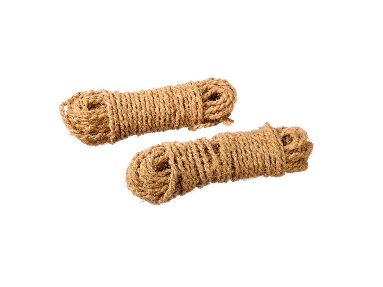Twee rollen natuurlijk jutte touw op een zwarte achtergrond.