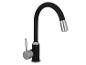Moderne zwart-zilveren keukenkraan met flexibele uitloop.