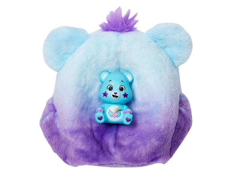 Blauw en paars pluche speelgoed met een Care Bear-figuur