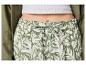 Damesbroek met bloemenprint en witte top.