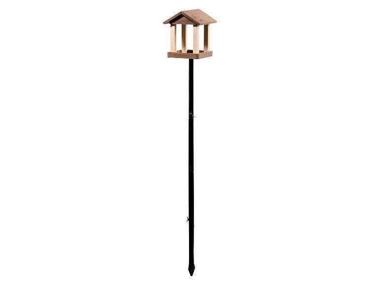 Houten vogelvoederhuisje op zwarte paal