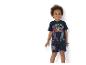 Jongen in donkerblauw T-shirt en korte broek met 'Spider Bros' en 'Spider-Man' motieven.