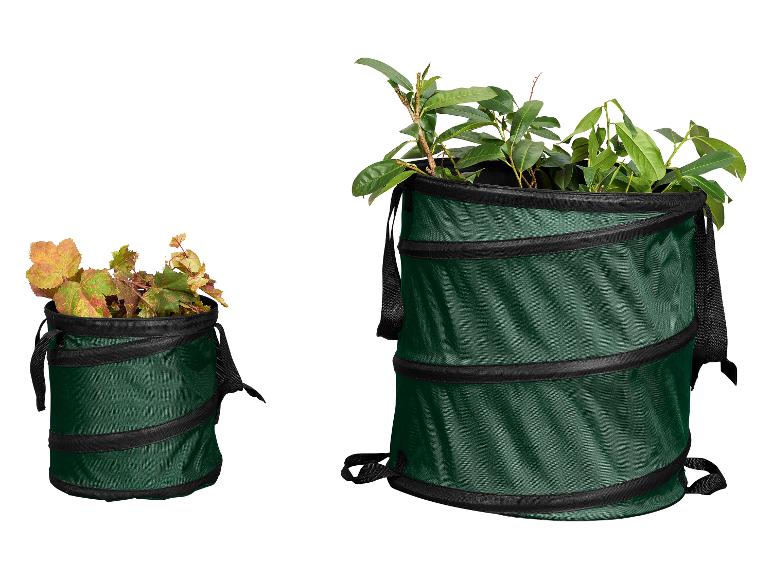 Twee groene, opvouwbare tuinzakken gevuld met bladeren en takken.