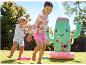 Kinderen spelen met een opblaasbare cactus en waterspeelgoed.