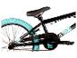 Zwarte BMX-fiets met turquoise banden en zadel.