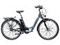Grijze elektrische stadsfiets met lage instap, bagagedrager achter en voorlicht.